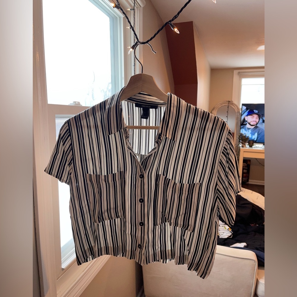 Forever 21 cropped button down top. It’s never been worn.